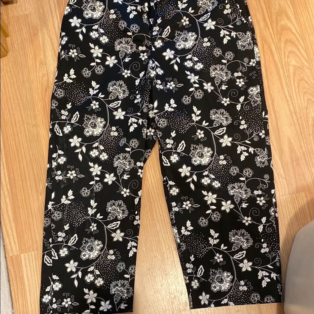 New  New York Black and White Casual Floral capri pants 12